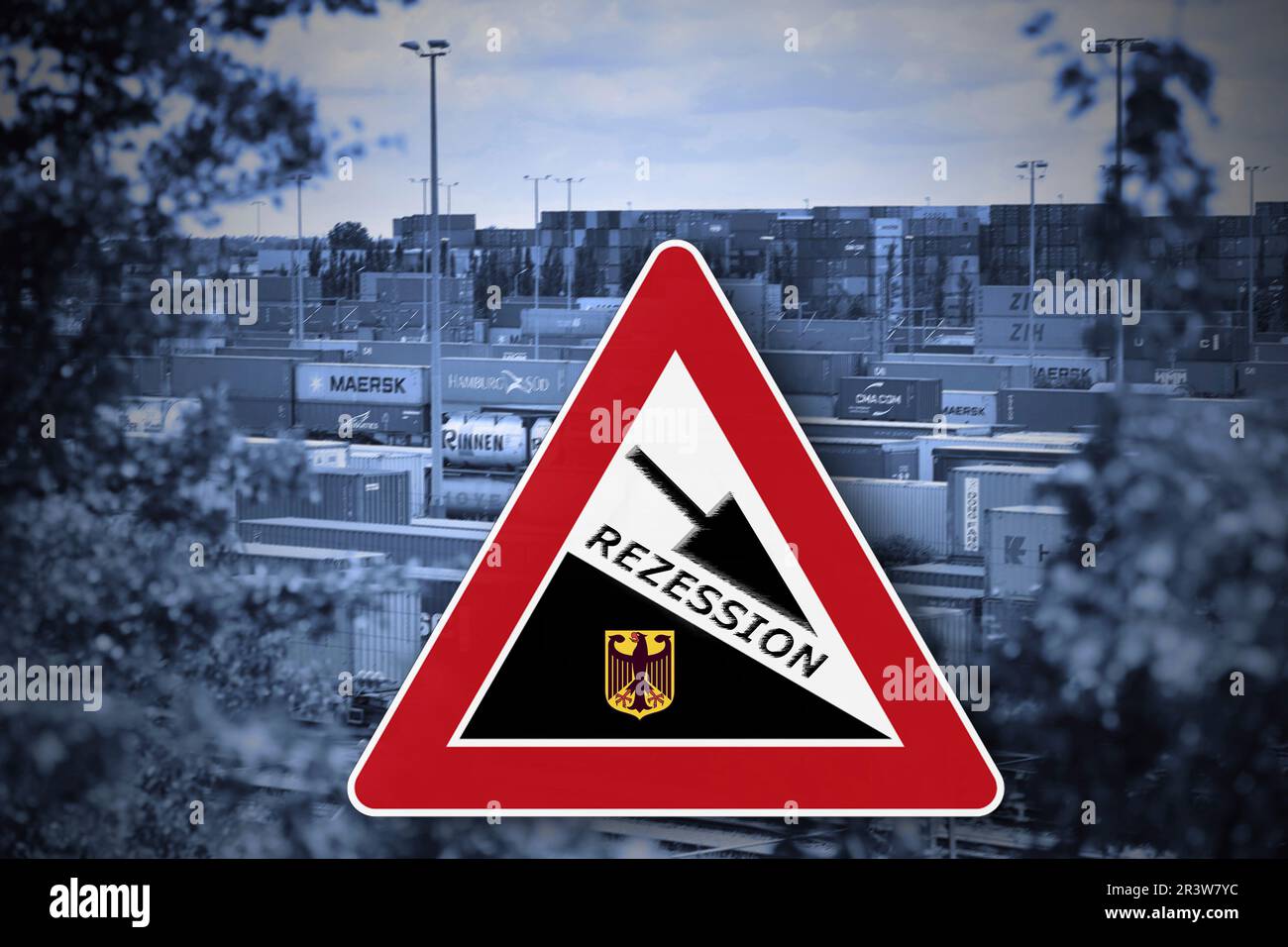 Erstes Quartal 2023-Deutsche Wirtschaft taucht ins REZESSIONSARCHIV FOTO: FOTOMONTAGE: Thema Fotorezession in Deutschland. Die deutsche Wirtschaft gleitet in die Rezession: Der ifo-Index für das Geschäftsklima fällt im September. Ansicht der deutschen Umschlaggesellschaft Schiene - Strasse (DUSS) mbH München Riem bei Feldkirchen im Freistaat Bayern, Containerbeladung. ? Stockfoto