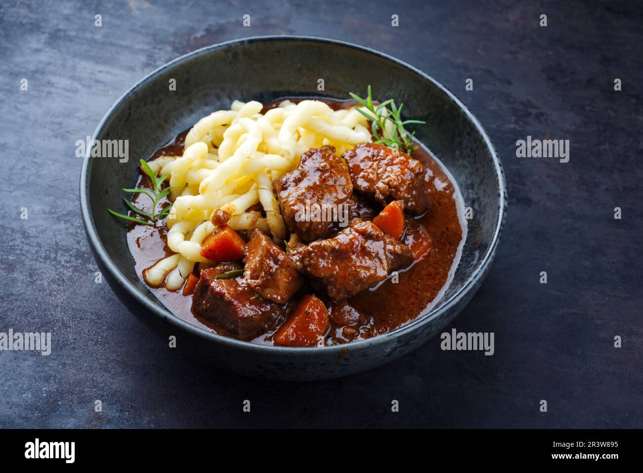 Traditionelles ungarisches geschmortes Wildgulasch mit Gemüse und ...