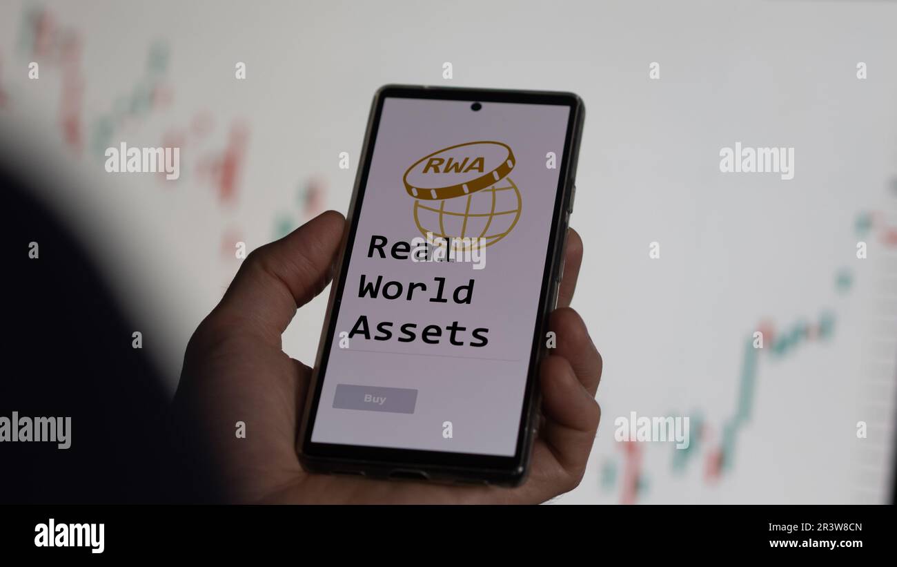 Ein Investor, der eine fiktive risikogewichtete Anlagefazilität auf einem Bildschirm analysiert und über ein Telefon in reale Vermögenswerte investiert. Stockfoto