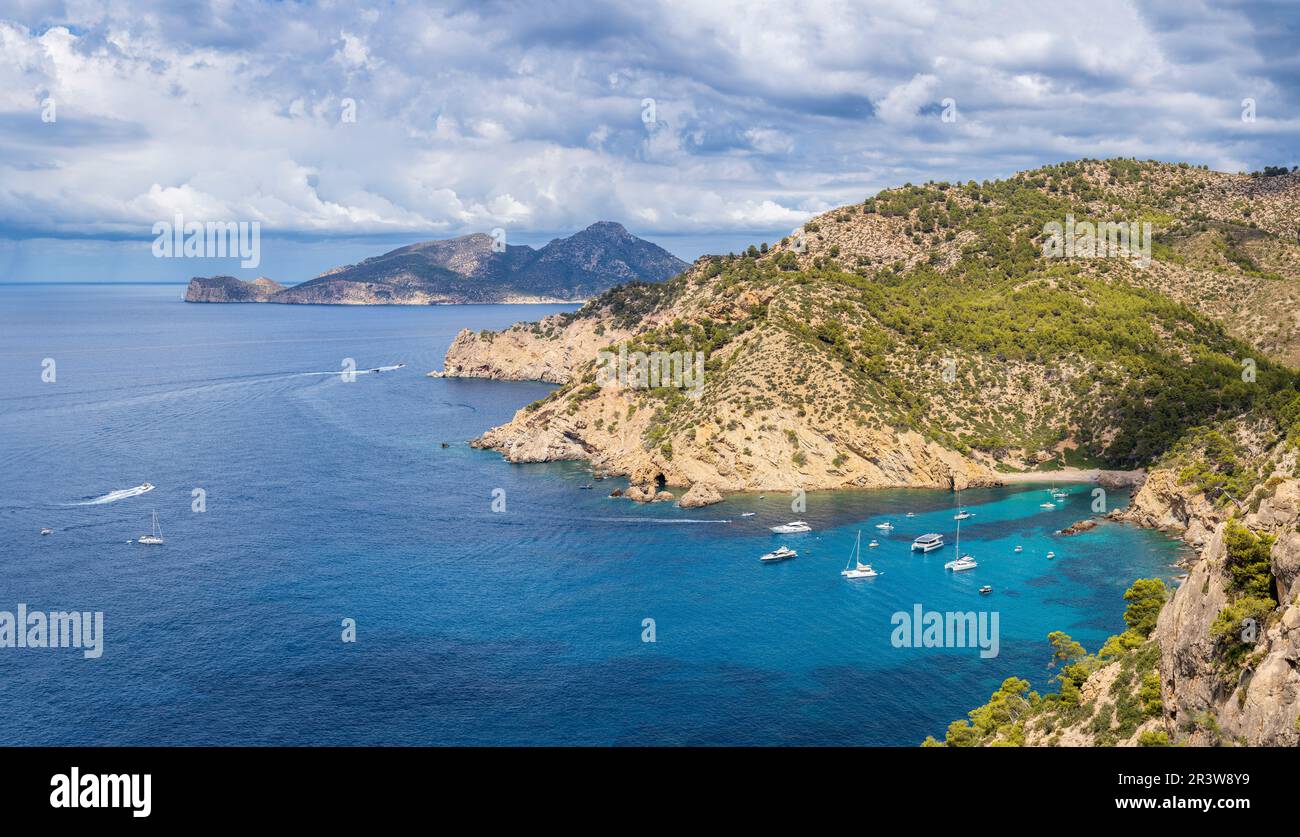 Vergnügungsboote vor Anker in Cala dÂ'Egos Stockfoto