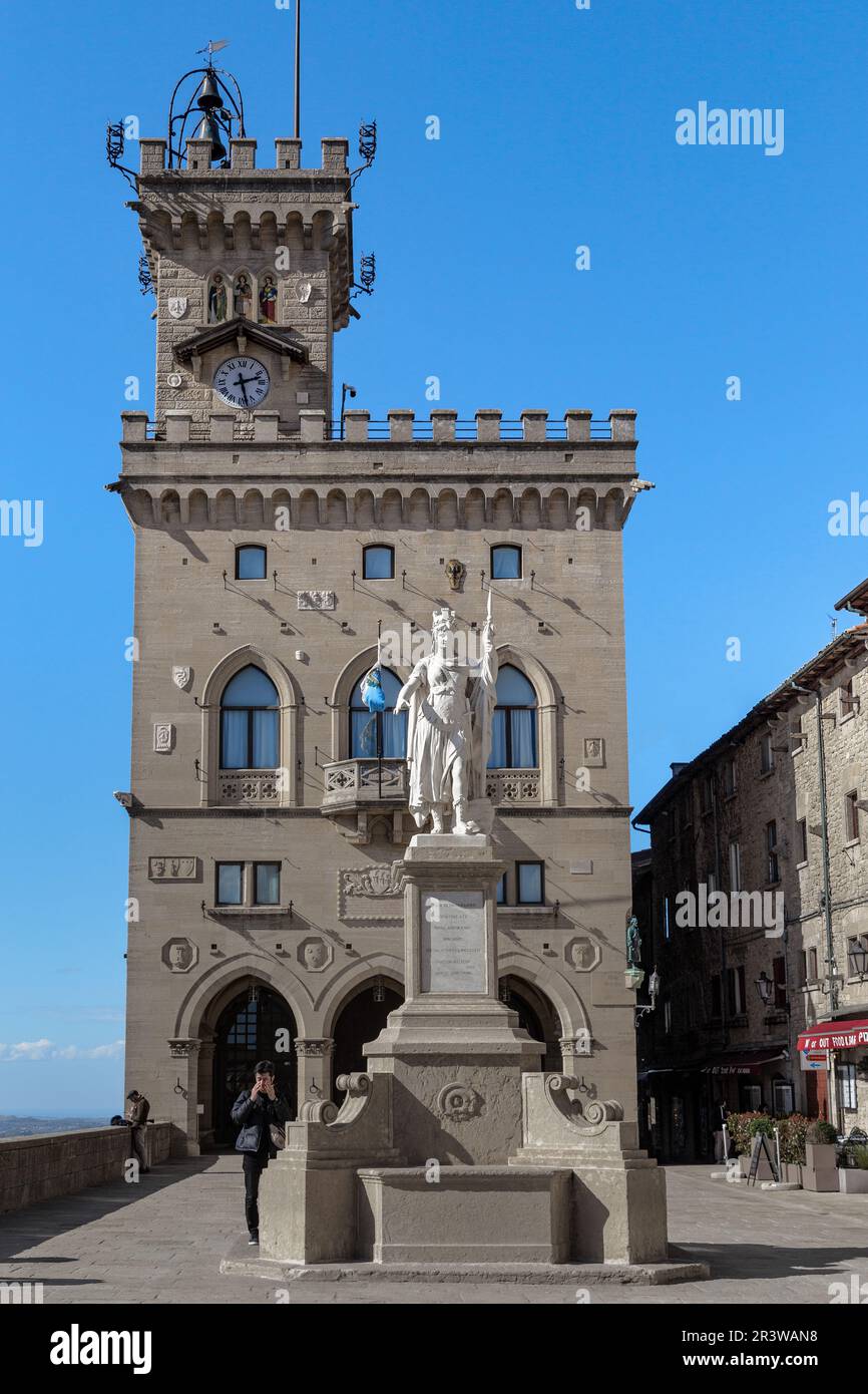 SAN MARINO, SAN MARINO - 11. MÄRZ 2023: Das ist das Rathaus und das Liberty Monument auf dem Liberty Square. Stockfoto