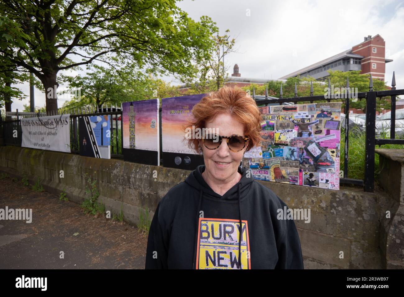 Manchester UK. 23. Mai 2023 Kuratorin Louise Garman an der Strangeways (HM-Gefängnis Manchester) Häftlinge Kunstausstellung Manchester UK. 12 Uhr bis 2pm 23. Mai 2023. Acht Langzeitgefangene aus dem HMP-Gefängnis Strangeways stellten ihre Kunst vor dem Gefängnis auf der Bury New Road aus. Die Ausgrabung dauerte 2 Stunden und wurde von Louise Garman kuratiert. Unterstützt durch das Bury New Road Heritage Project. Manchester UK. Bild: Gary Roberts/worldwidefeatures.com Stockfoto