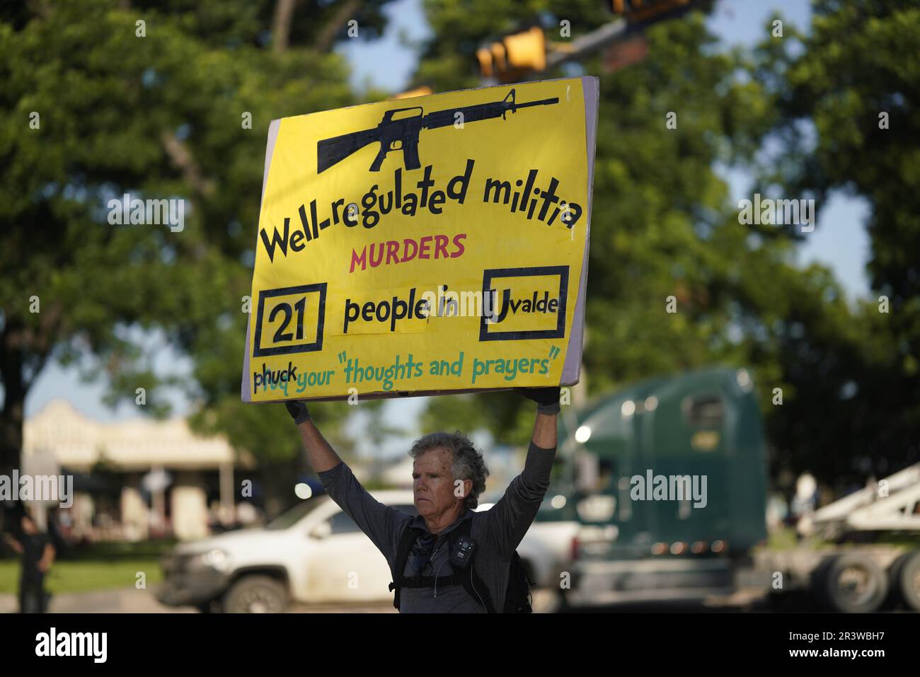 Uvalde, Texas, USA. 24. Mai 2023. Ein Mann hält am 24. Mai 2023 ein Plakat, um gegen Waffengewalt auf einem Platz in Uvalde, Texas, USA, zu protestieren. Der einjährige Jahrestag der Schusswechsel in der Schule, bei dem 19 Schüler und zwei Lehrer in Uvalde im US-Bundesstaat Texas getötet wurden, findet am Mittwoch statt und ist von tiefer Frustration geprägt, da im ganzen Land immer mehr Schusswaffen zu finden sind. Kredit: Wu Xiaoling/Xinhua/Alamy Live News Stockfoto