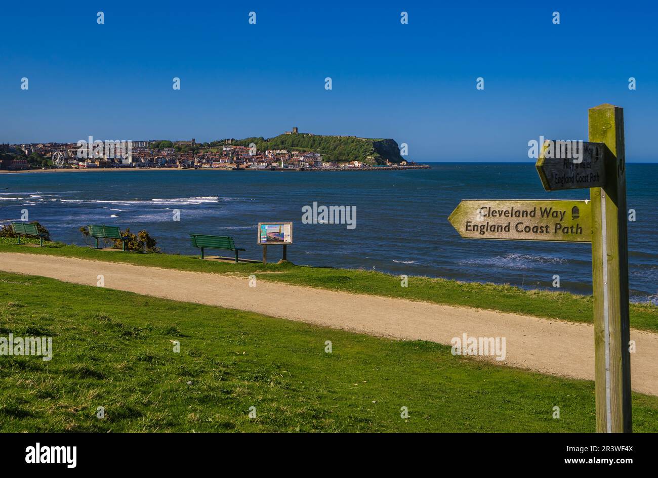 Der Weg hinunter zur South Bay in Scarborough führt an einem Wegweiser für den Cleveland Way und den English Coast Path vorbei. Stockfoto