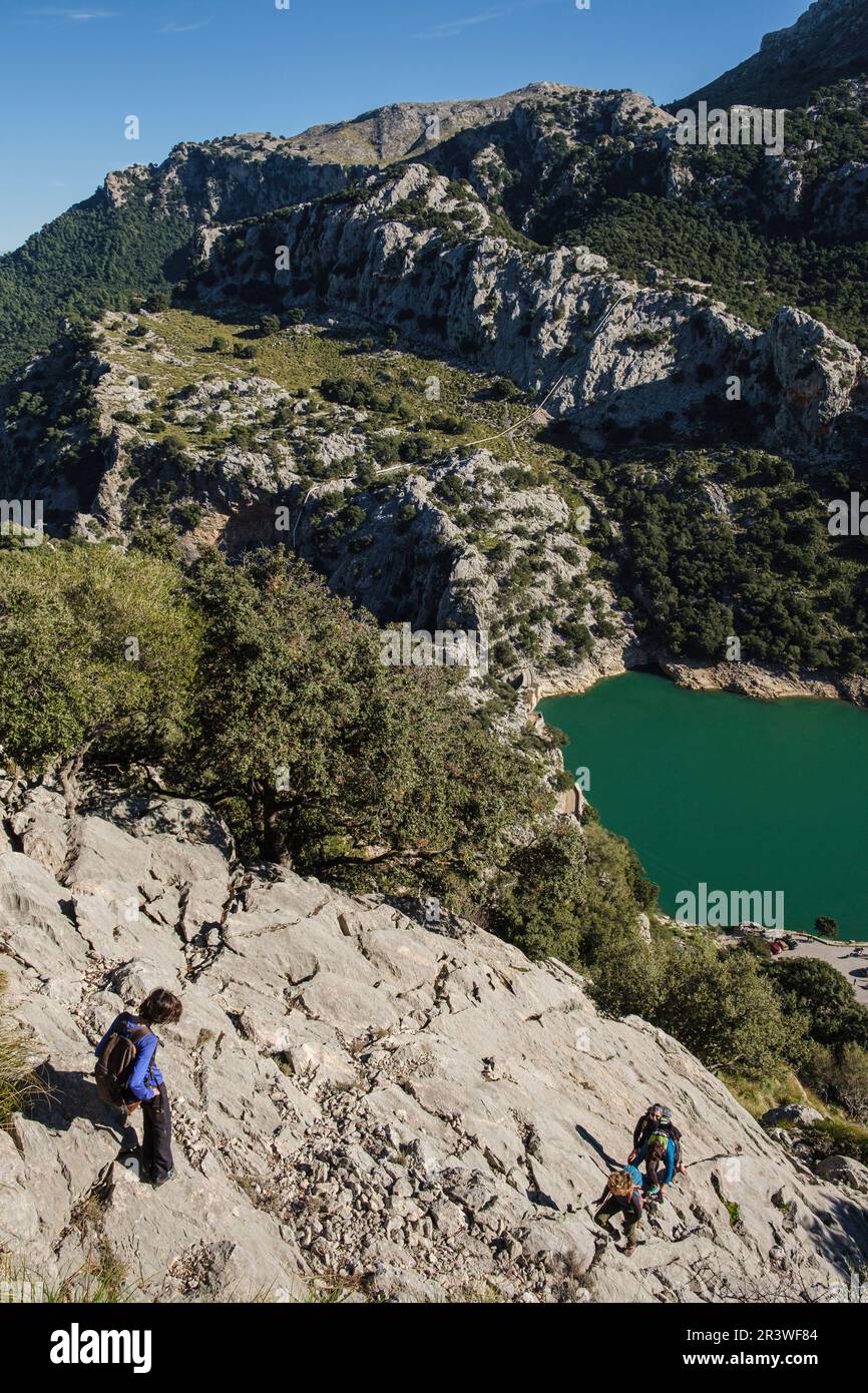 Wanderer, die am nordöstlichen Bergrücken zum Puig de Ses Vinyes aufsteigen Stockfoto