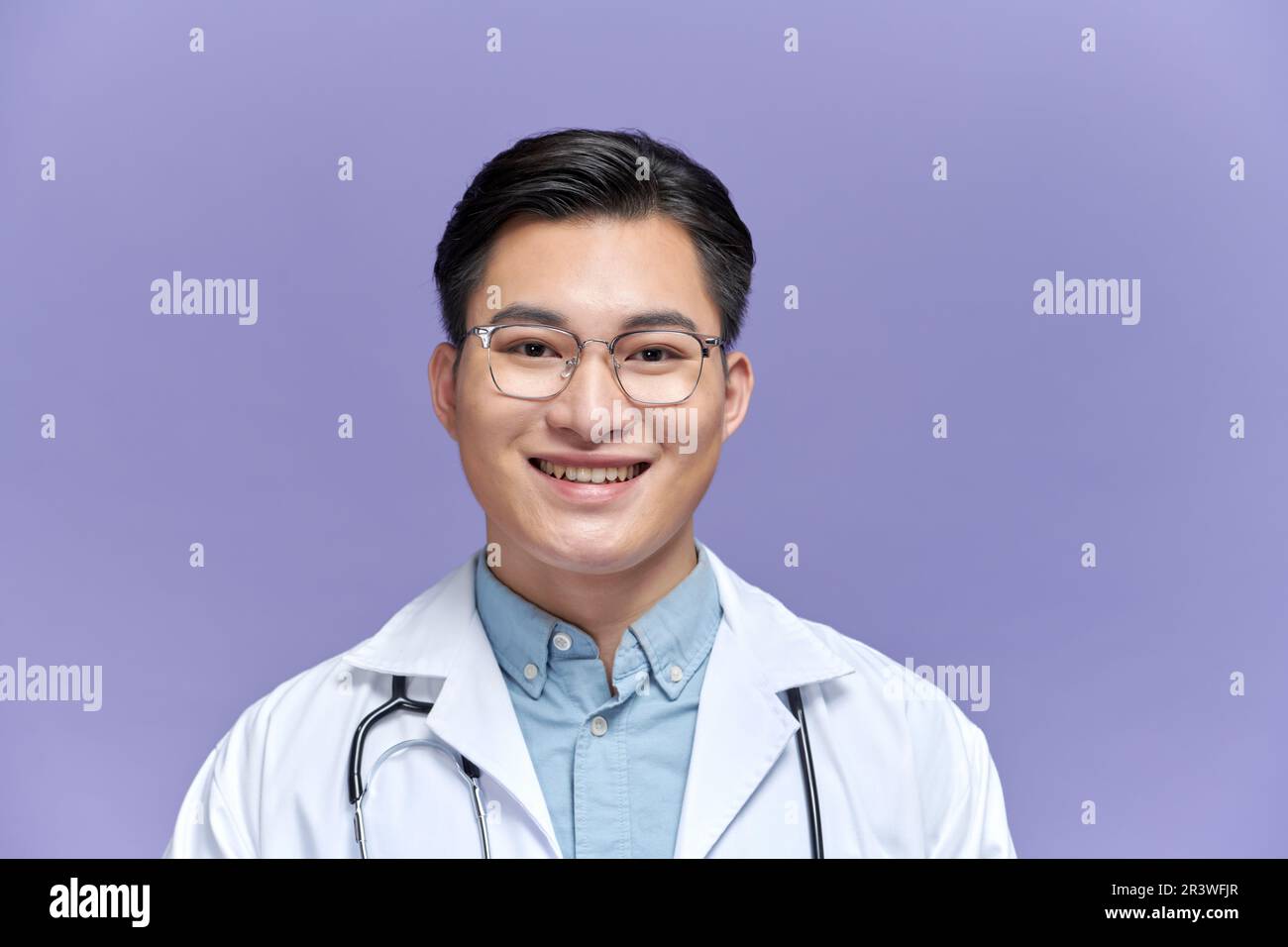Fröhliche Reife Arzt posieren und lächelnd in die Kamera, Gesundheitswesen und Medizin Stockfoto
