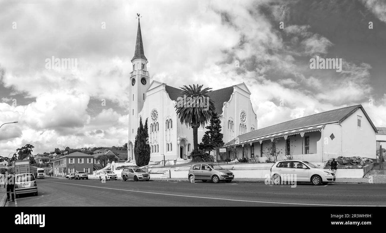 Napier, Südafrika - 23. September 2022: Eine Straßenszene in Napier in der Provinz Westkap. Die niederländische Reformkirche und die Shiloh Mutter und Baby C. Stockfoto