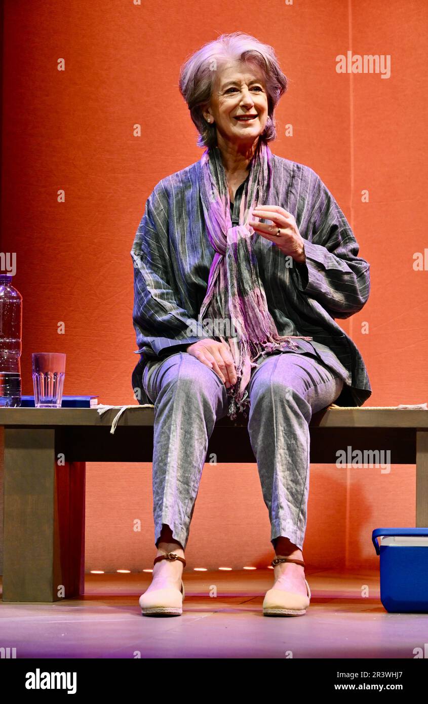 London, Großbritannien. Fotoaufruf für „Rose“ von Martin Sherman mit Maureen Lipman, Ambassadors Theatre, West Street, Covent Garden. Stockfoto