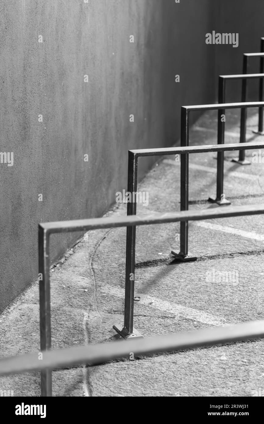 Moderner, minimalistischer Fahrradständer in Schwarz und Weiß Stockfoto