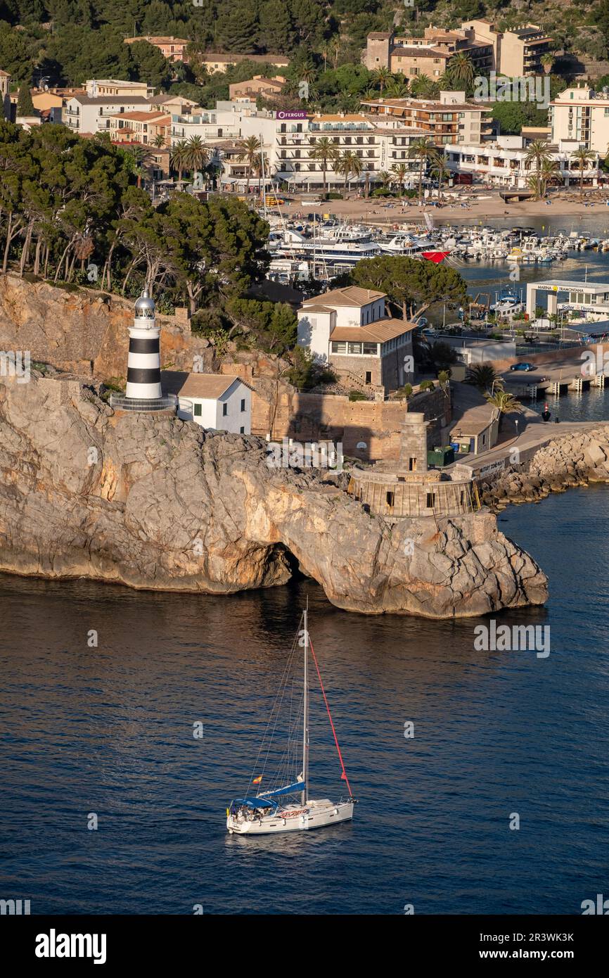 Schiff fährt in den Hafen von Soller ein Stockfoto