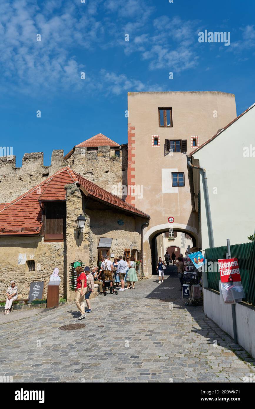 Touristen am Kremser Tor, am Krems Tor, am östlichen Stadttor von Duernstein in Österreich Stockfoto