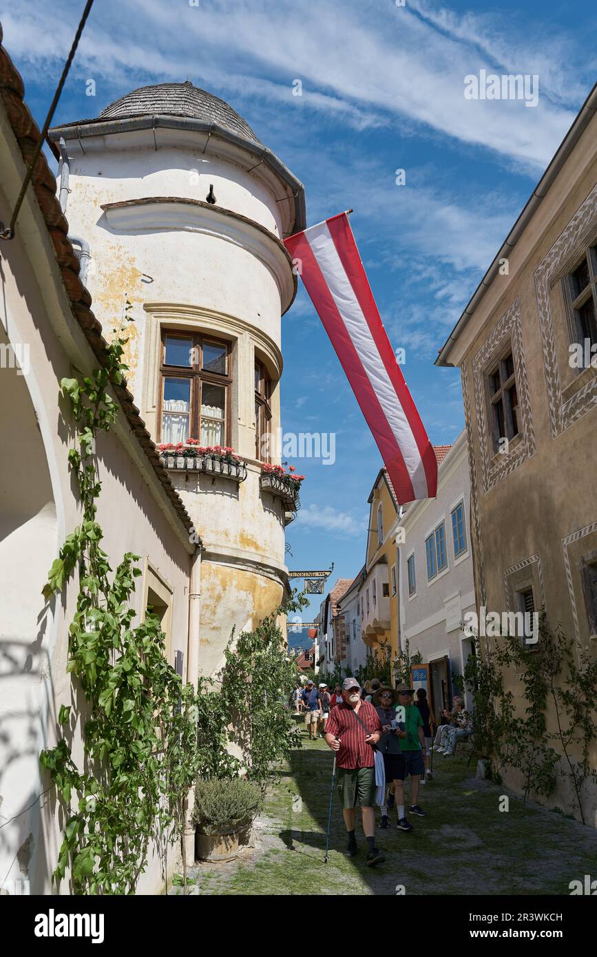Touristen an der Hauptstraße der Kleinstadt Duernstein im österreichischen Wachau Stockfoto