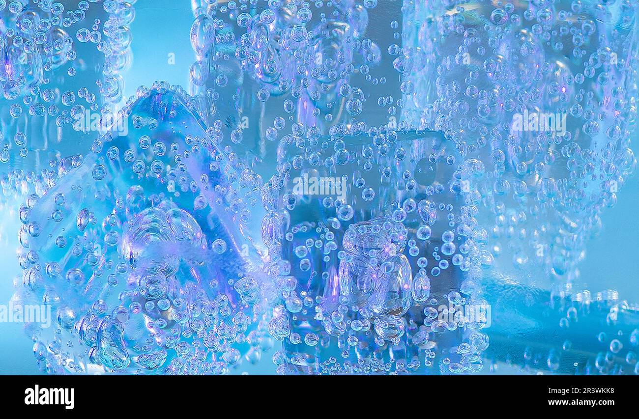 Blasen auf Eiswürfeln Stockfoto