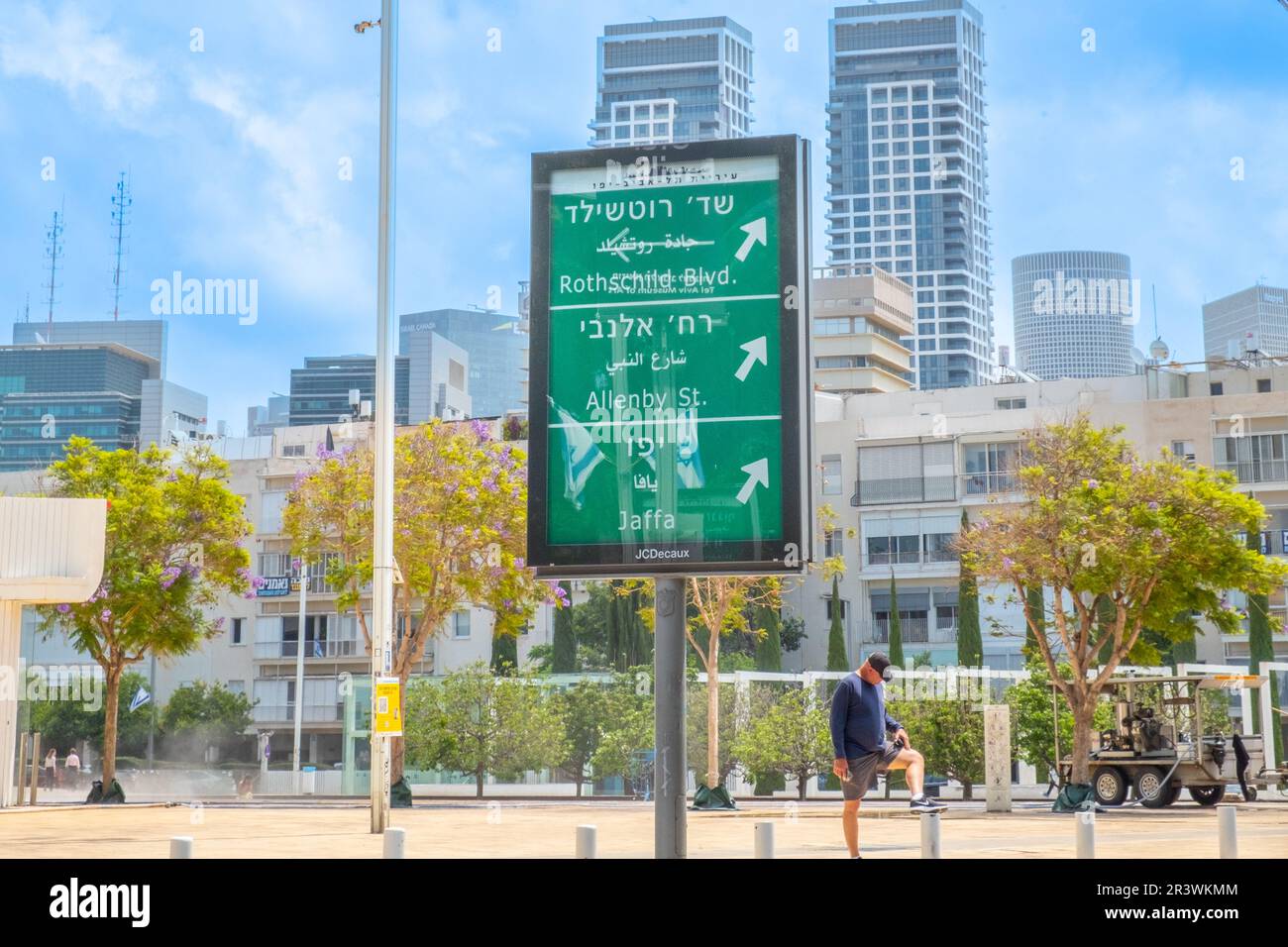 Tel Aviv, Israel - 18. Mai 2023: Straßenschilder an einer Hauptkreuzung in Tel Aviv, Wegbeschreibung zum Rothschild Boulevard, Allenby s. Stockfoto