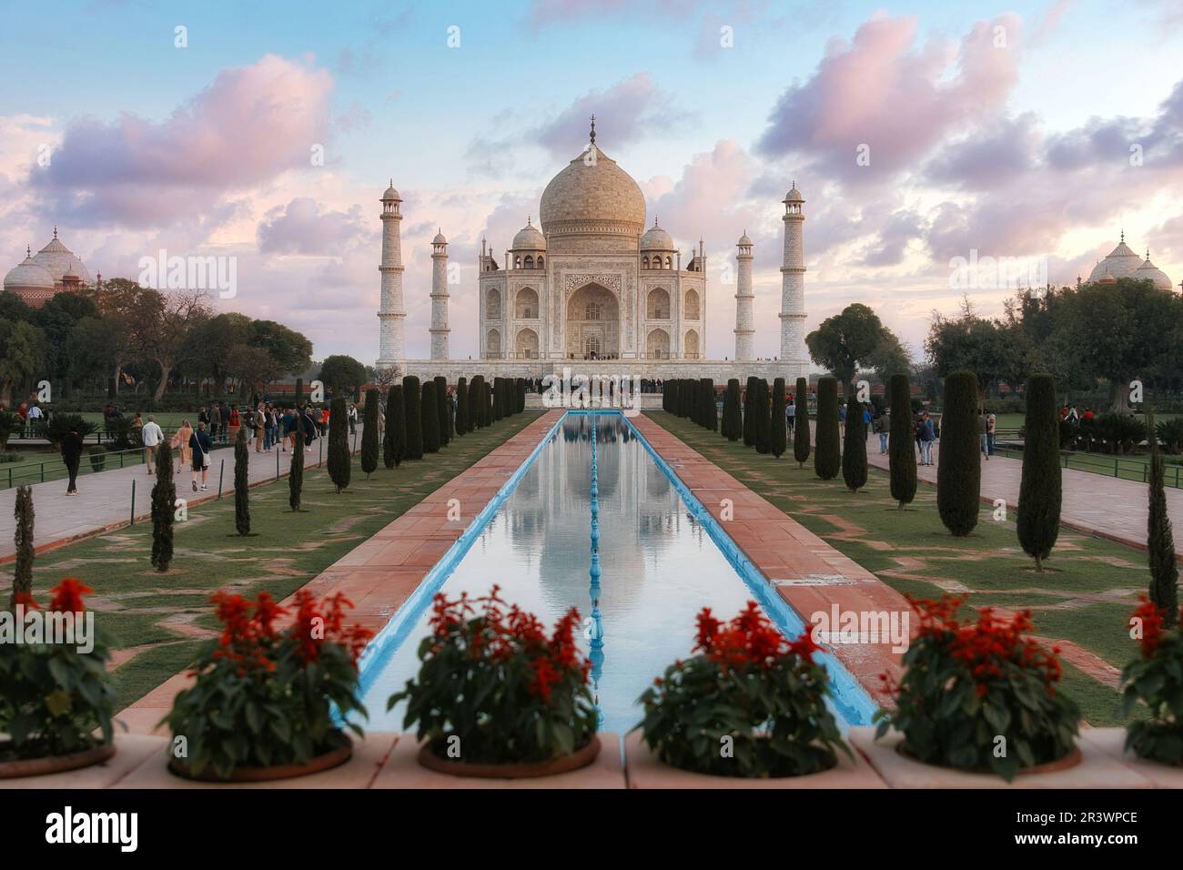Agra, Indien - 13. Februar 2023: Touristen, die das berühmte Taj Mahal bei Sonnenaufgang in Agra, Uttar Pradesh, Indien besuchen. Stockfoto
