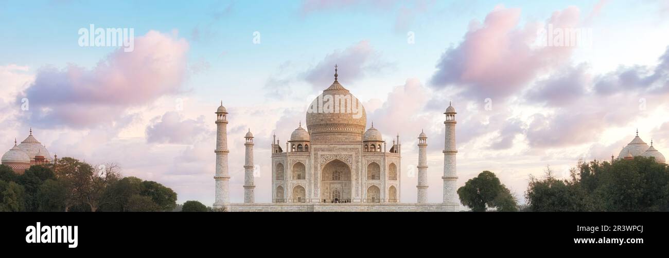 Panoramablick auf das Taj Mahal bei Sonnenaufgang in Agra, Uttar Pradesh, Indien. Stockfoto