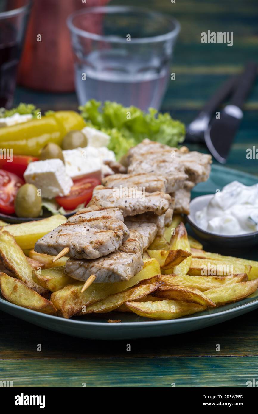 Griechische Souflaki mit pommes frites Stockfoto