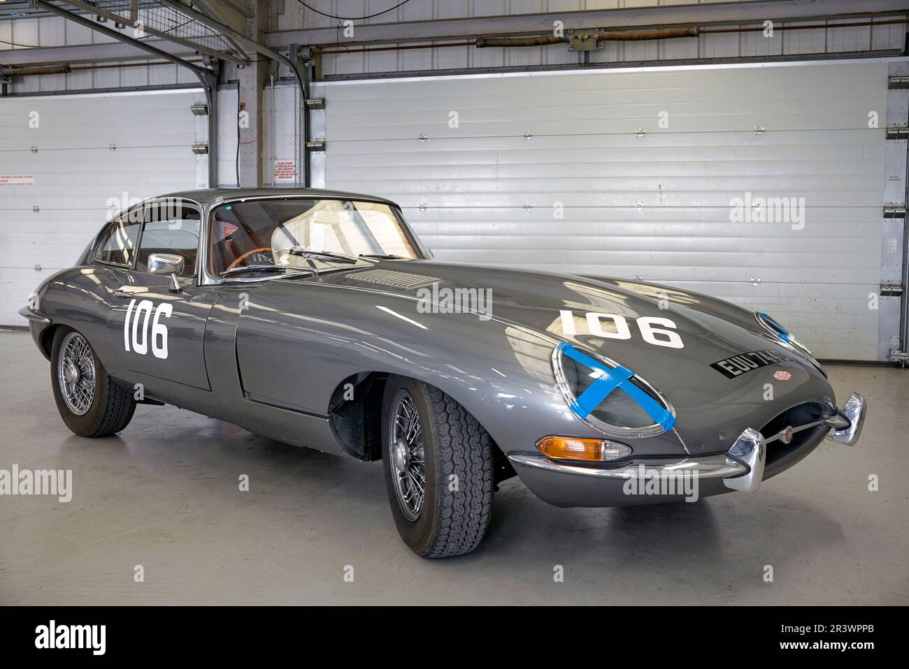 Der legendäre Jaguar E-Type 4,2 1965 Oldtimer. 2023 VSCC Pomeroy Trophy Classic Cars Silverstone Circuit England Großbritannien Stockfoto