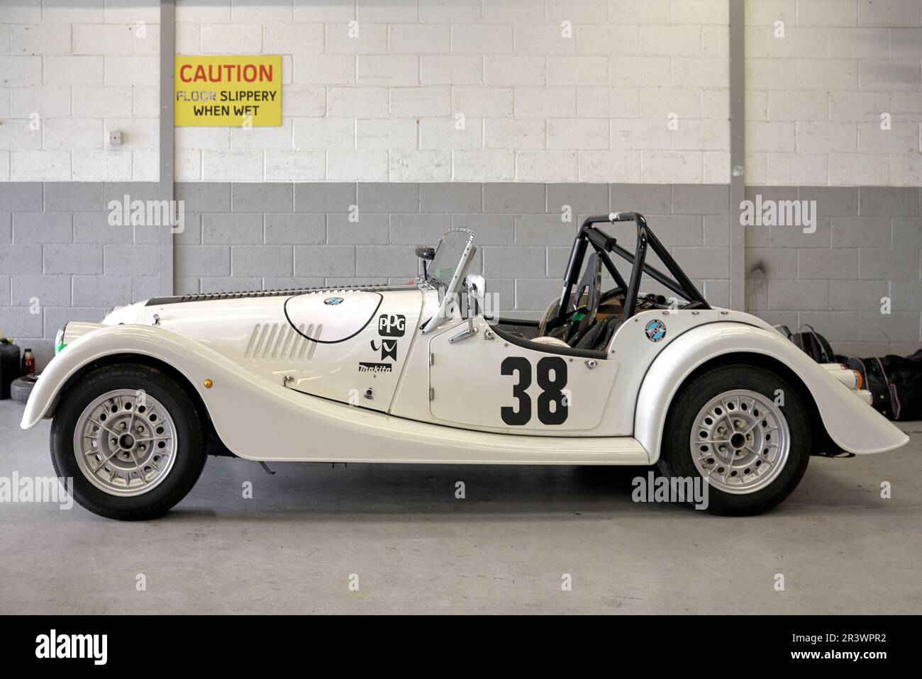 Morgan plus 4 2018 legendäres Vintage-Auto. 2023 VSCC Pomeroy Trophy Classic Cars Silverstone Circuit England Großbritannien Stockfoto