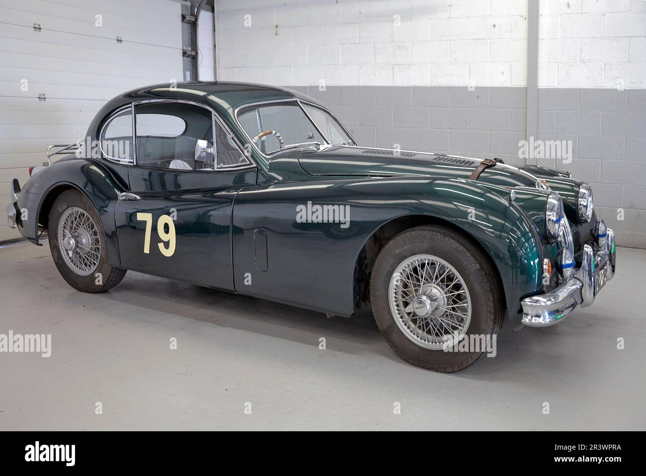 Legendärer Oldtimer des Jaguar XK 120. 2023 VSCC Pomeroy Trophy Classic Cars Silverstone Circuit England Großbritannien Stockfoto