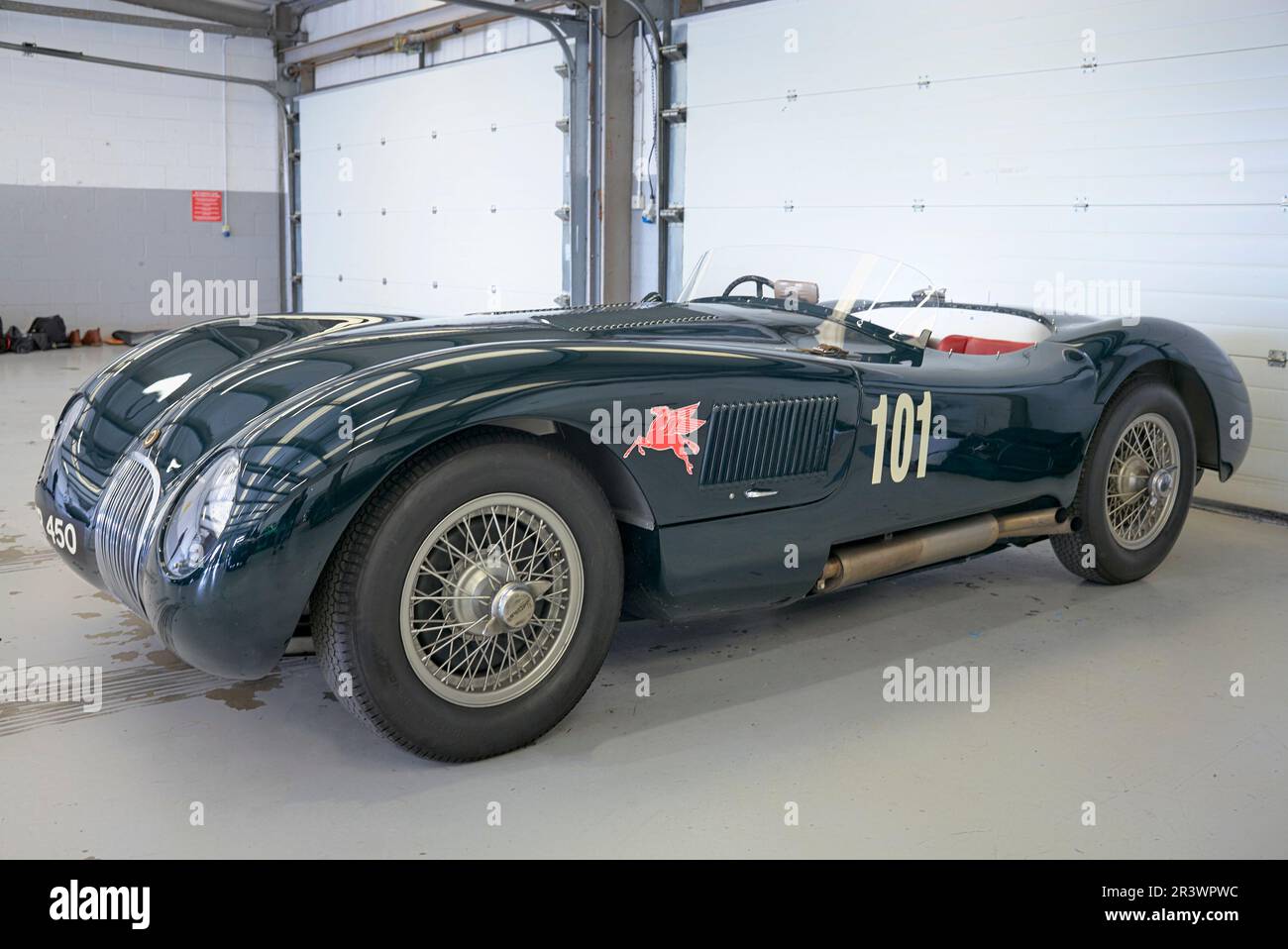 Legendärer Oldtimer des Jaguar C Typ 1954. 2023 VSCC Pomeroy Trophy Classic Cars Silverstone Circuit England Großbritannien Stockfoto