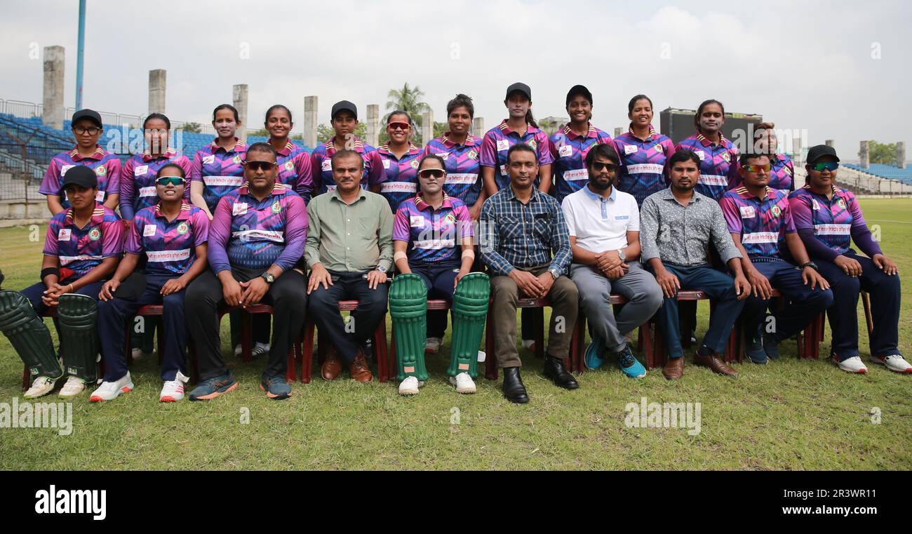 Gruppenfoto der Rupali Bank Krira Parishad in der Dhaka Premier Division Women’s Cricket League 2022-23 im khan Shaheb Osman Ali Stadium, Fatul Stockfoto