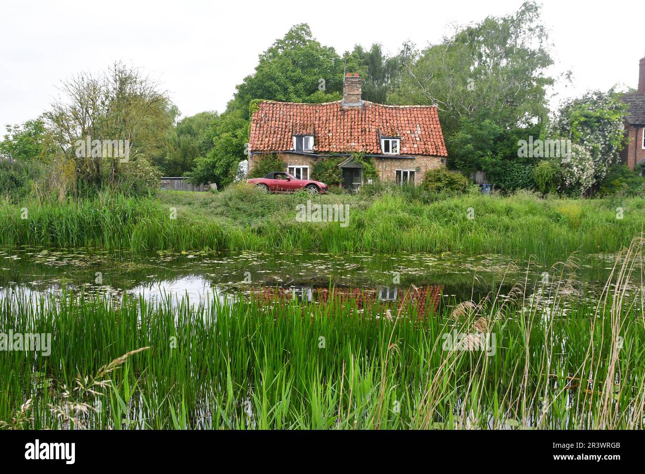 Ramshackle House am Flussufer in Cambridgeshire Stockfoto