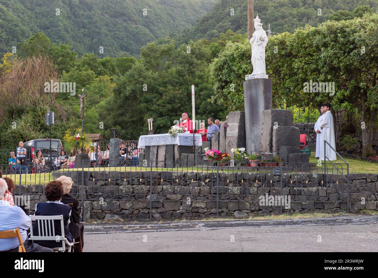 Ein Dankeschön an dem Punkt, an dem die Lava während des Ausbruchs des Ätna im Jahr 1992 aufhörte zu fließen und die Stadt Zafferana Etnea rettete Stockfoto