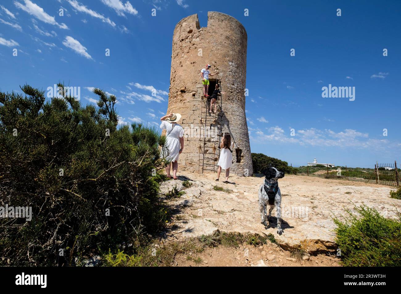 Touristen besuchen den 1579 erbauten Cap Blanc Tower Stockfoto