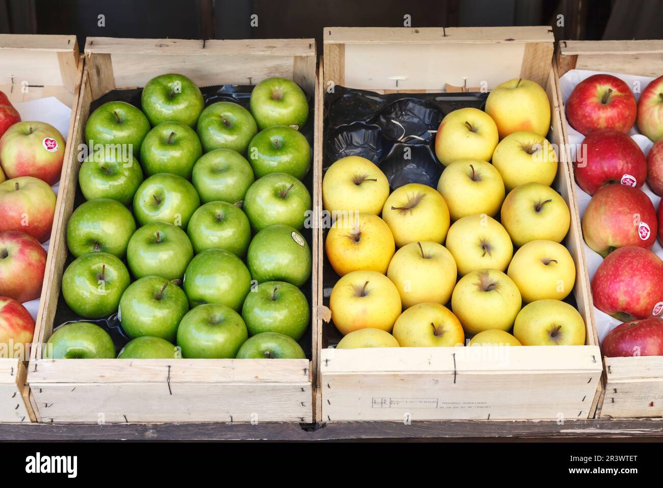 Äpfel auf einem Markt in der Provence, Südfrankreich Stockfoto