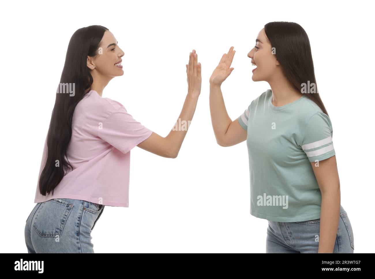 Frauen geben High Five auf weißem Hintergrund Stockfoto