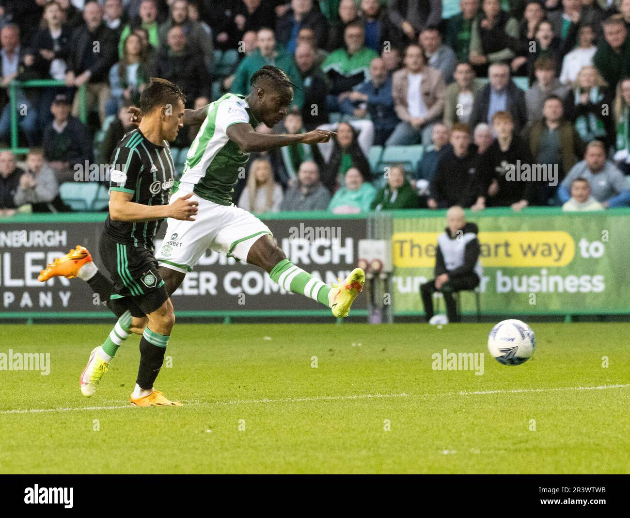 EDINBURGH, GROSSBRITANNIEN. 24. Mai 2023. HibsÕ French Forward, Elie Youan, schießt in der 52.-minütigen Zeit des Spiels zwischen Hibernian und Celtic in der Cinch Premiership im Easter Road Stadium, Edinburgh, Midlothian, Großbritannien, vom Rand des Spielfelds nach Hause. 24/5/2023. Kredit: Ian Jacobs/Alamy Live News Stockfoto