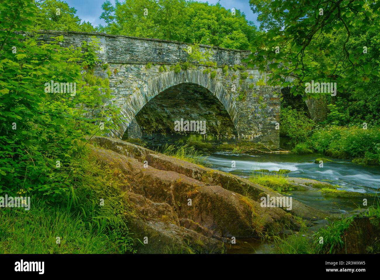 Der Fluss Brathay fließt unter der Skelwith Bridge Stockfoto