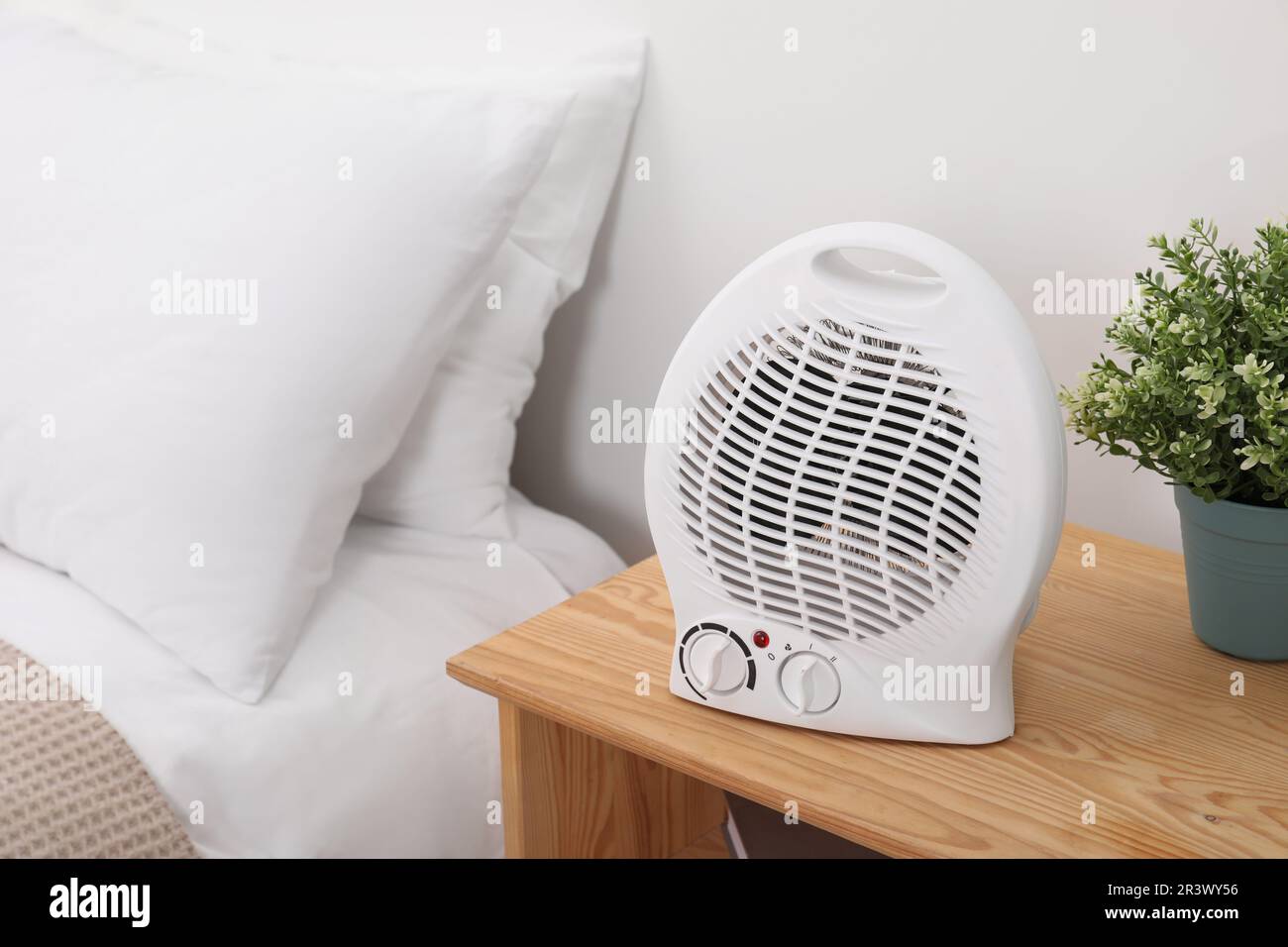Moderne elektrische Heizung mit Ventilator auf dem Nachttisch im  Innenbereich Stockfotografie - Alamy