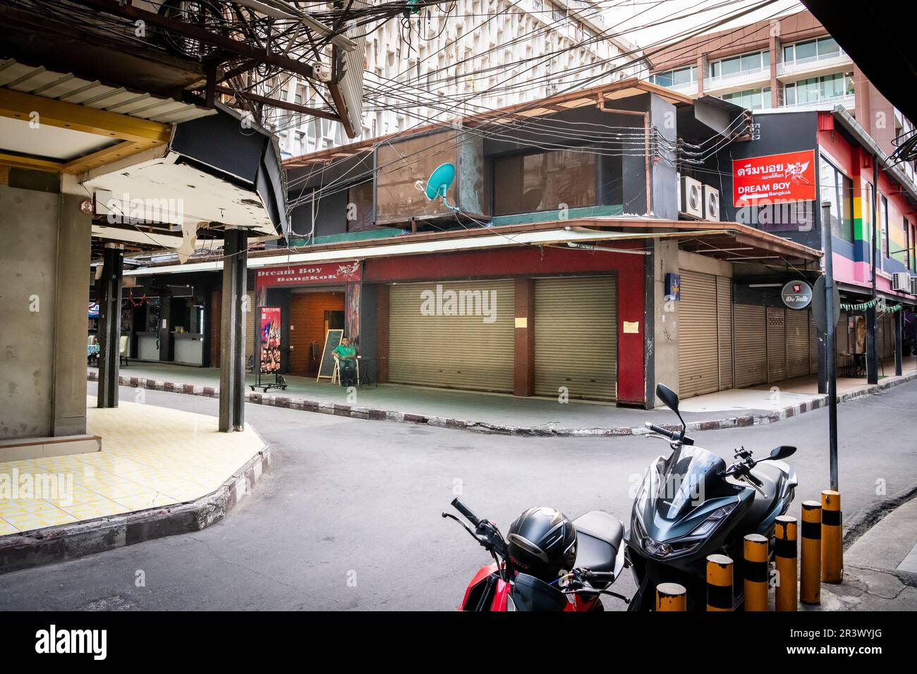 Ein Blick auf die kleine Straße, die die zwei Sois (Straße) verbindet, die Patpong bilden, das älteste Rotlichtviertel in Bangkok. Soi 1 und Soi 2. Stockfoto