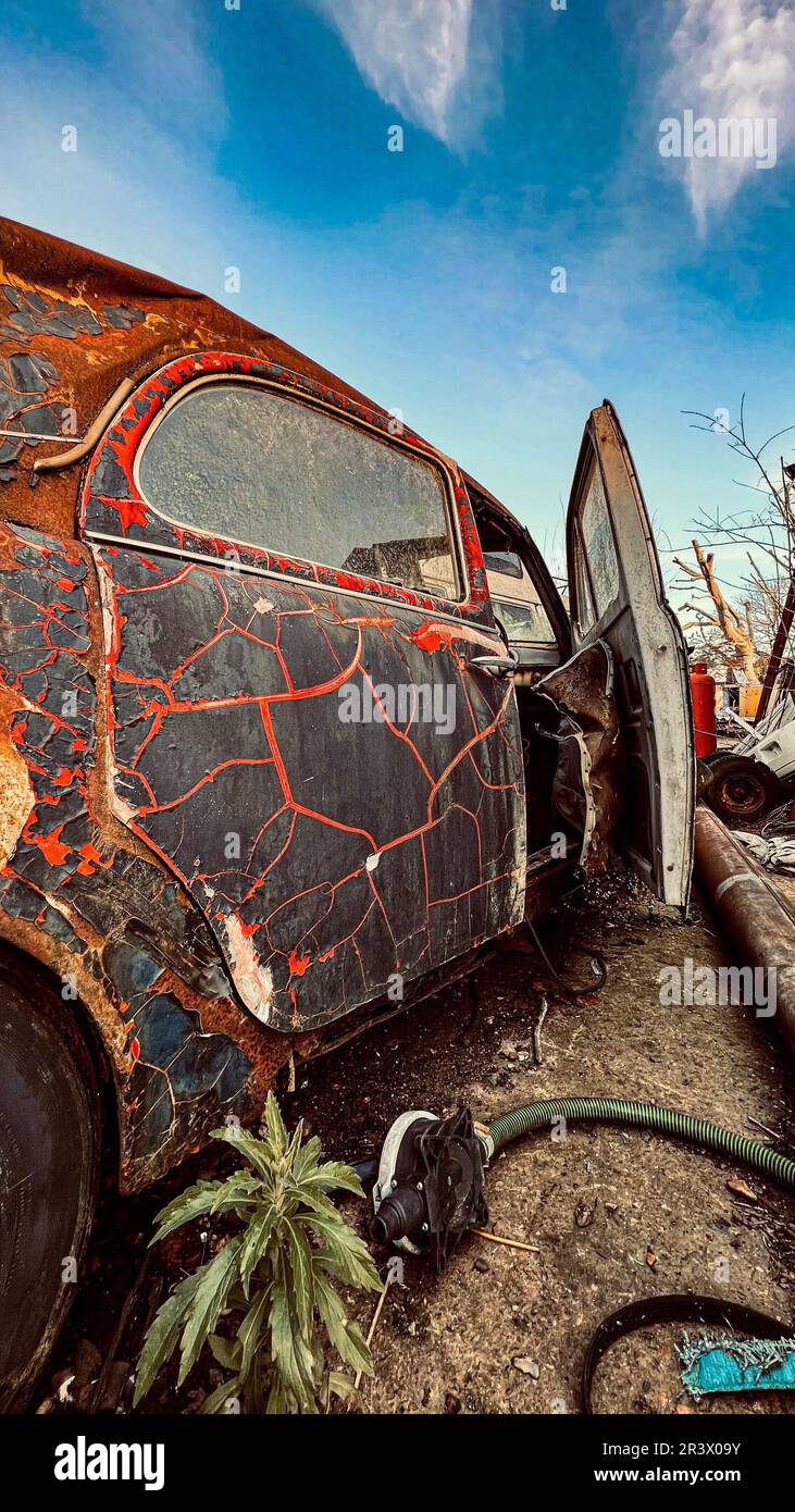 EIN STADTFORSCHER aus Suffolk hatte nicht damit gerechnet, auf einen unheimlich verlassenen Mercedes und einen 1989 VW Wohnwagen zu stoßen, als er einen dereli entdeckte Stockfoto