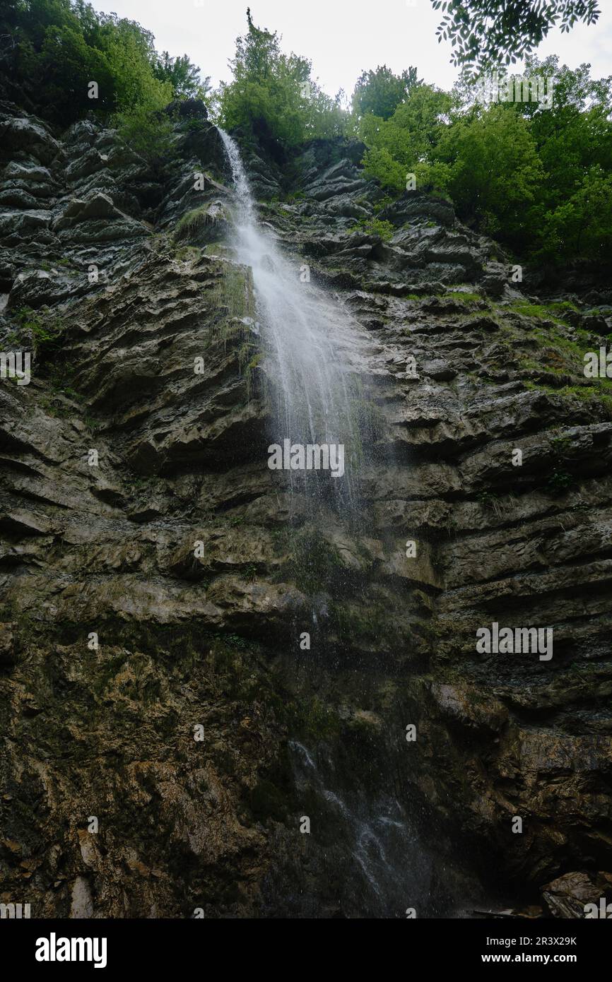 Wasserfall. Wasser fließt über die Felsen im Berg. Perun-Wasserfall in der Schlucht des Tuapse-Viertels von Krasnodar Krai im Süden Russlands. R Stockfoto