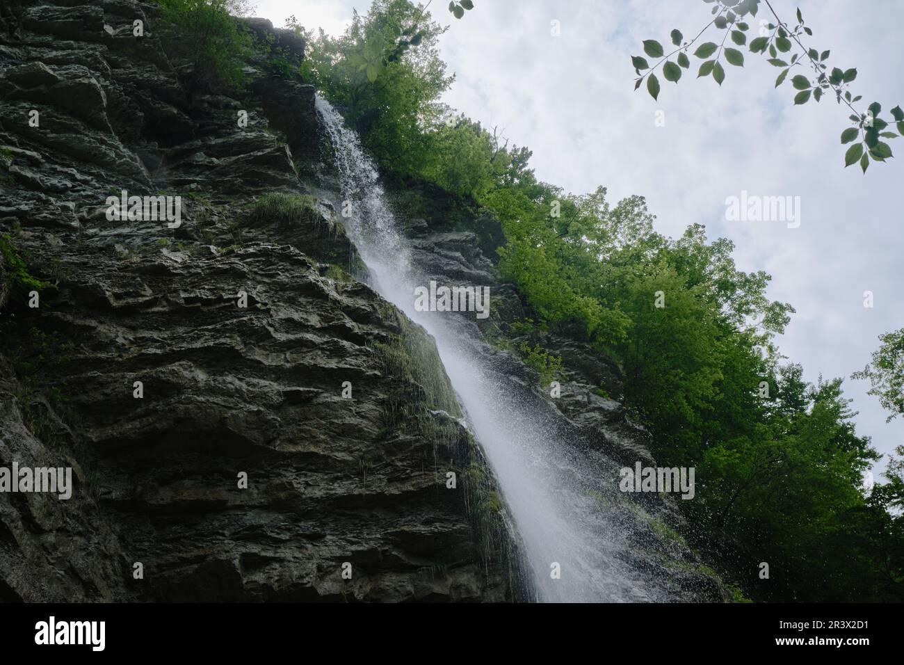 Wasserfall. Wasser fließt über die Felsen im Berg. Perun-Wasserfall in der Schlucht des Tuapse-Viertels von Krasnodar Krai im Süden Russlands. R Stockfoto
