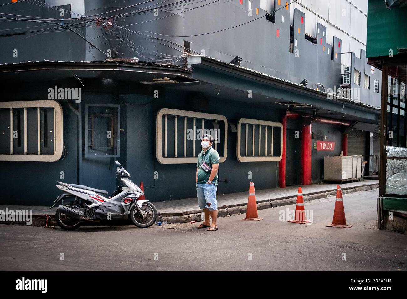 Ein Blick auf Soi 2 Patpong mit der Gogo-Bar Bada Bing. Menschen und Verkehr entlang dieser berühmten kleinen Straße im Bangkok Rotlichtviertel. Stockfoto