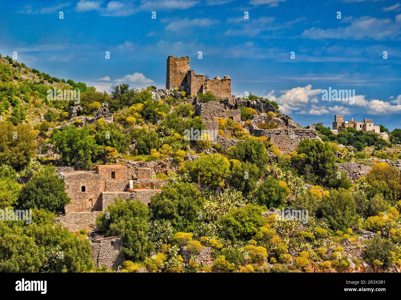 Verlassene Wachtürme, Türmhäuser in der Gegend von Dimaristika, in der Nähe des Dorfes Kokkala, Kato Mani, Mani, Peloponnes und Griechenland Stockfoto