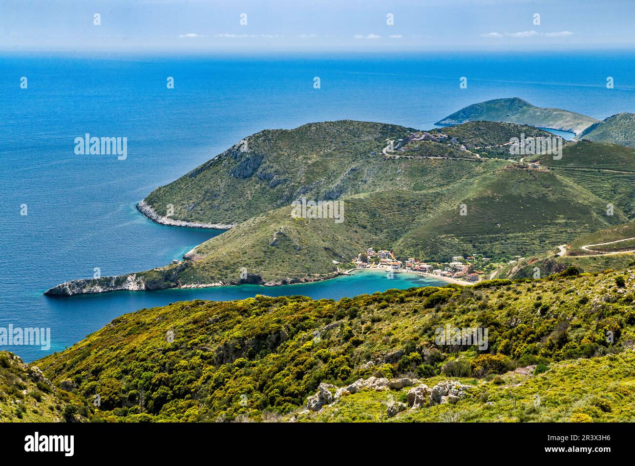 Fischerdorf Porto Kagio, an der Bucht vor dem Ionischen Meer, Kap Matapan (Kap Tainaron) in der Ferne, Halbinsel Mani, Region Mani, Peloponnes, Griechenland Stockfoto