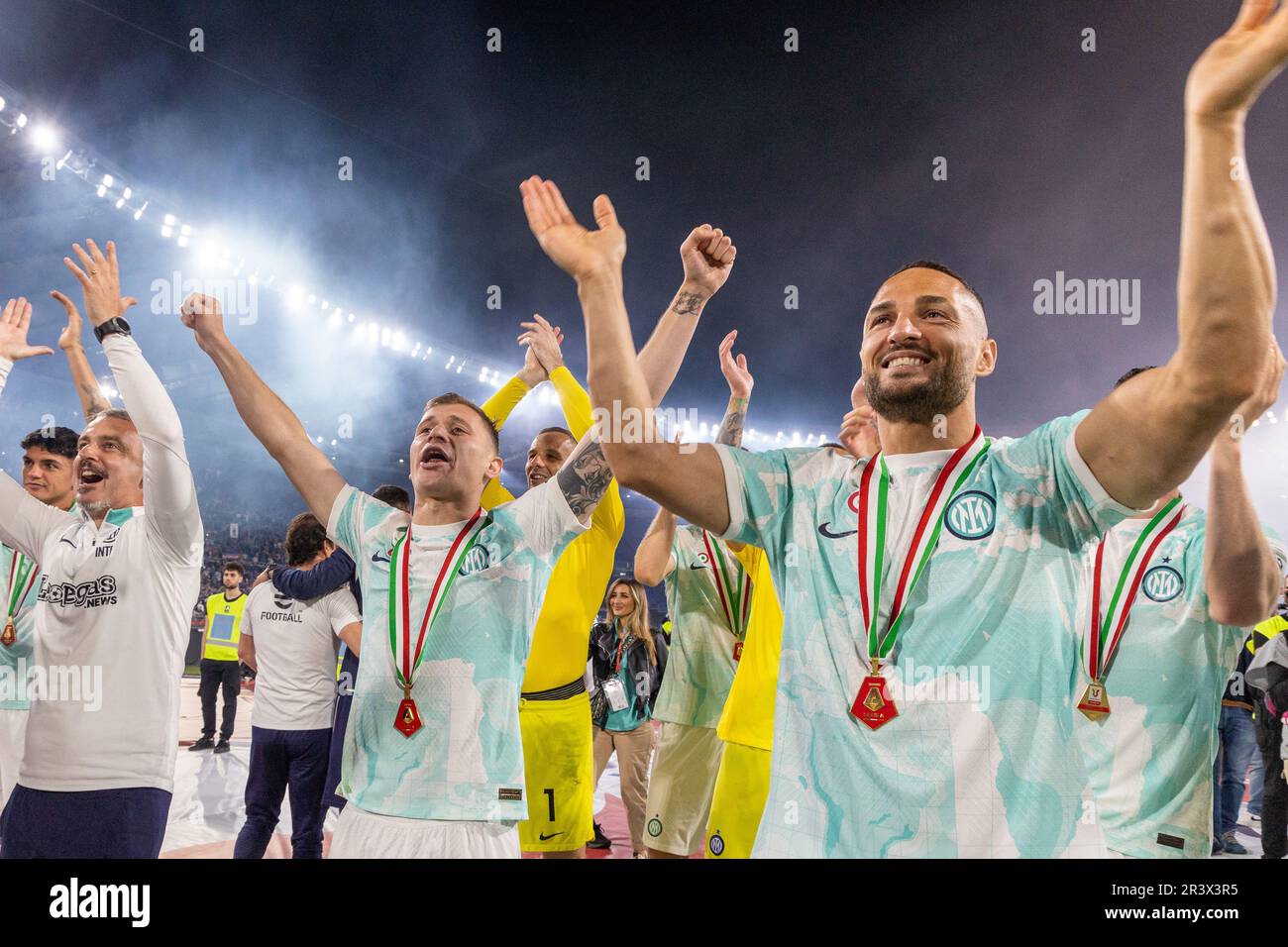 Rom, Italien - Mai 24 2023 - Fiorentina gegen f.c. Internazionale Finale Coppa Italia - barella Nicolò und d'ambrosio danilo feiern, nachdem f.c. internazionale die trophäe coppa italia gewann 2022-2023 Kredit: Kines Milano/Alamy Live News Stockfoto
