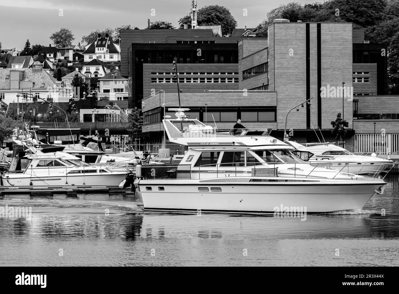 Sandnes, Norwegen, Mai 18 2023, luxuriöses Motorboot oder Cruiser, das den Hafen in Sandnes Norwegen auf Einer ruhigen See verlässt Stockfoto