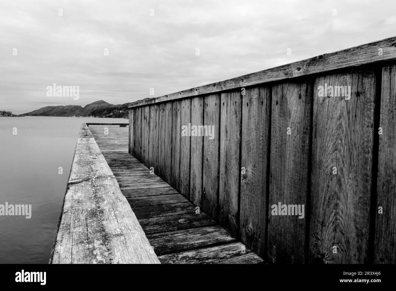 Sandnes, Norwegen, Mai 18 2023, Abstract Schwarzweiß Schwarzweiß Bild Holzsteg Struktur Am Waters Edge Stockfoto