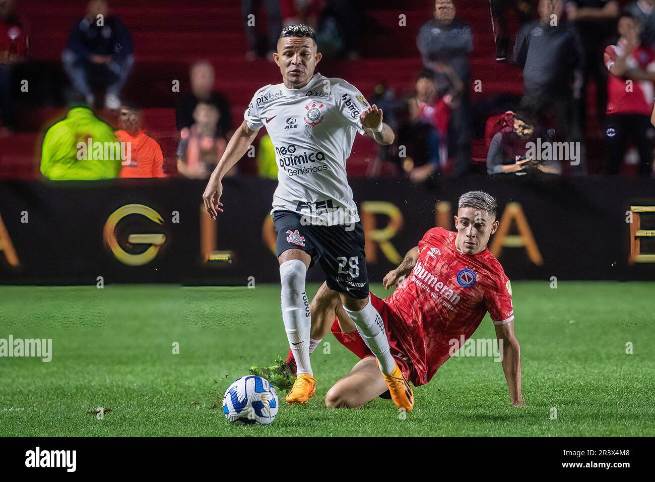 Buenos Aires, Argentinien. 24. Mai 2023. Adson Ferreira Soares von Corinthians und Santiago Montiel von Argentinos in Aktion während des Spiels Copa CONMEBOL Libertadores 2023 Gruppe E zwischen Argentinos Juniors und Corinthians im Diego Maradona Stadium. Endstand: Argentinos Juniors 0:0 Corinthians Credit: SOPA Images Limited/Alamy Live News Stockfoto