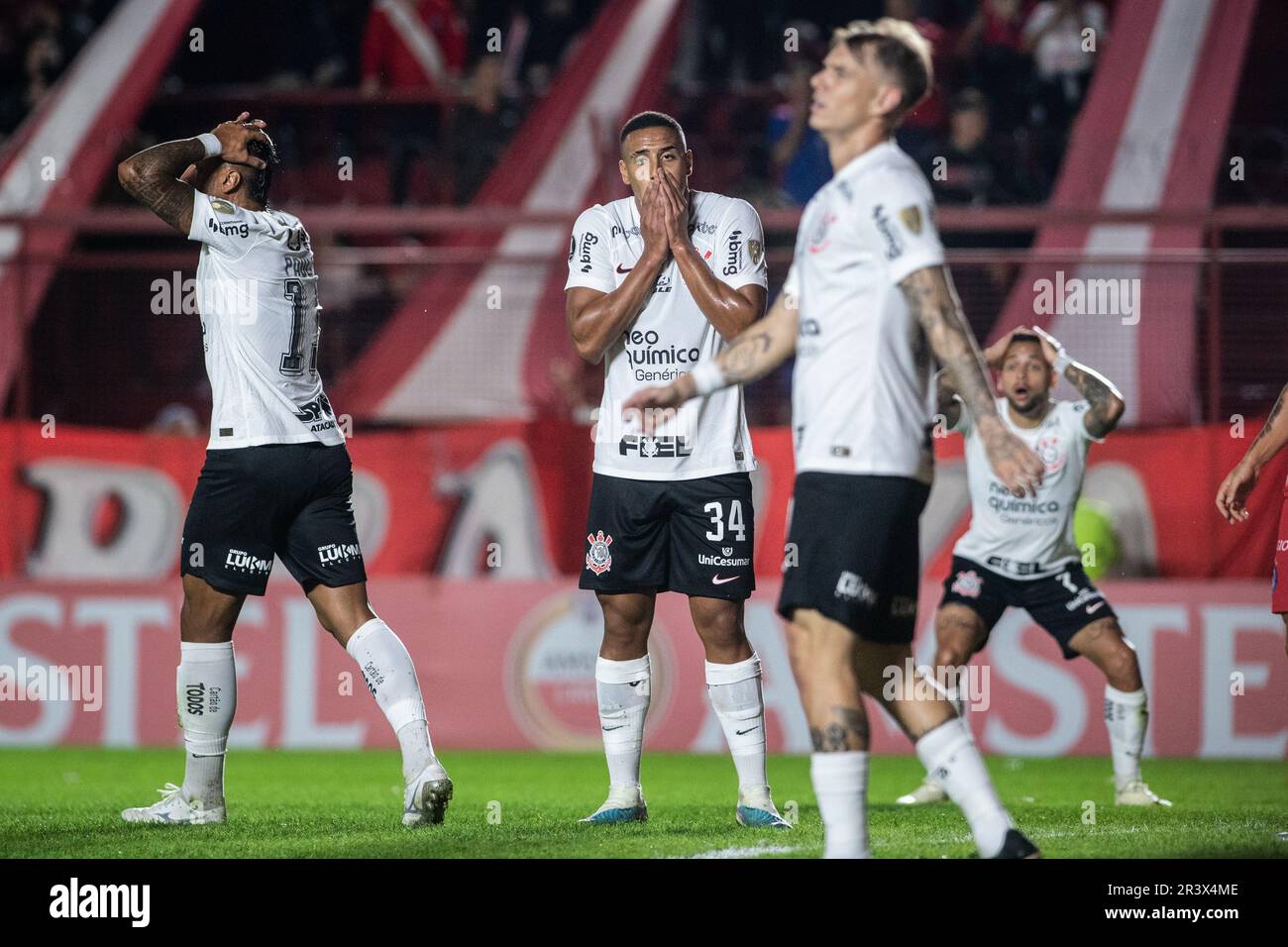 Buenos Aires, Argentinien. 24. Mai 2023. Murillo Santiago Costa dos Santos von Corinthians Gesten gegenüber seinen Teamkollegen während des Spiels Copa CONMEBOL Libertadores 2023 Gruppe E zwischen Argentinos Juniors und Corinthians im Diego Maradona Stadium. Endstand: Argentinos Juniors 0:0 Corinthians Credit: SOPA Images Limited/Alamy Live News Stockfoto