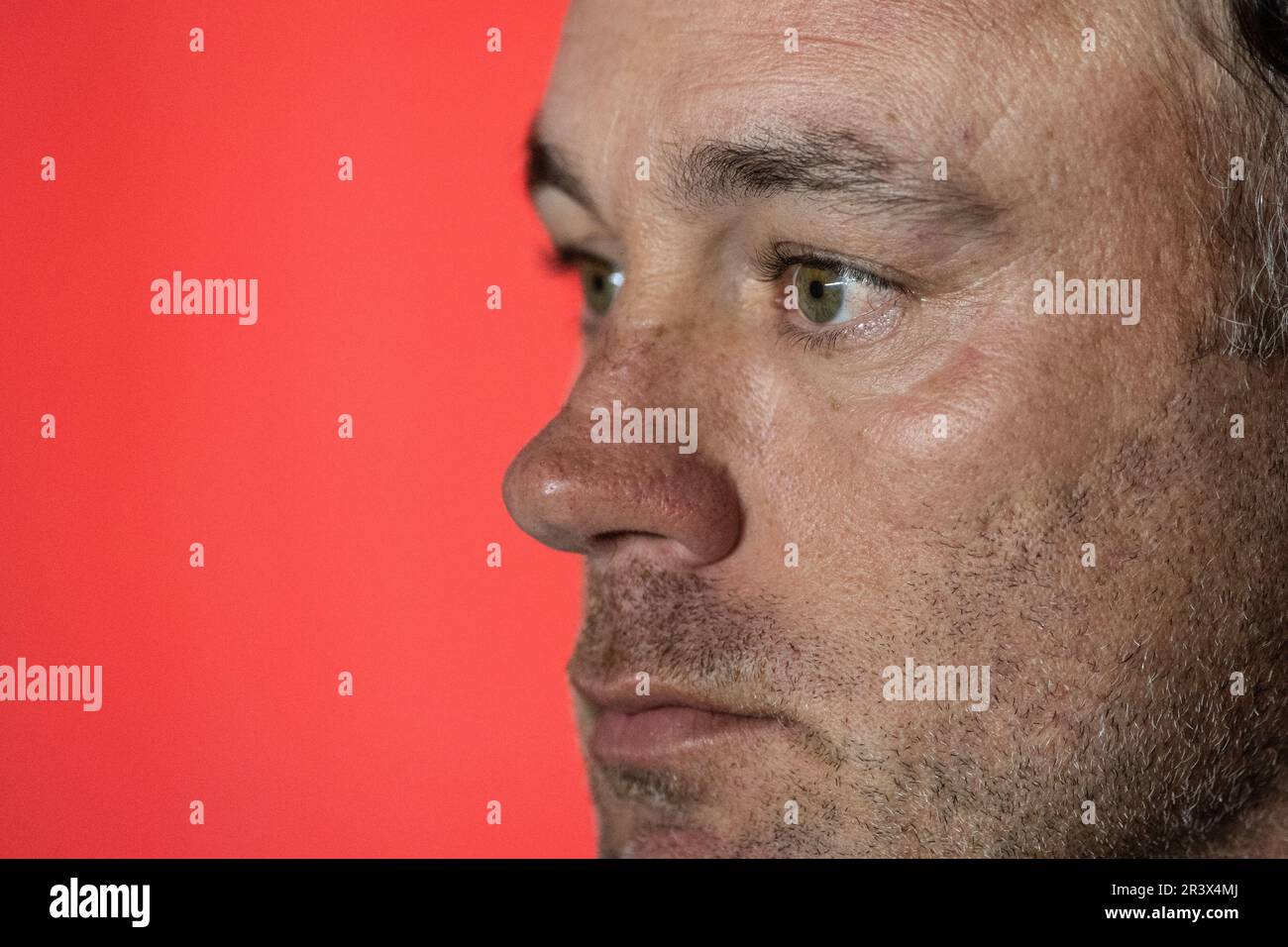 Buenos Aires, Argentinien. 24. Mai 2023. Gabriel Milito, Cheftrainer von Argentinos Juniors, schaut während des Spiels Copa CONMEBOL Libertadores 2023 Gruppe E zwischen Argentinos Juniors und Corinthians im Diego Maradona Stadium. Endstand: Argentinos Juniors 0:0 Corinthians Credit: SOPA Images Limited/Alamy Live News Stockfoto