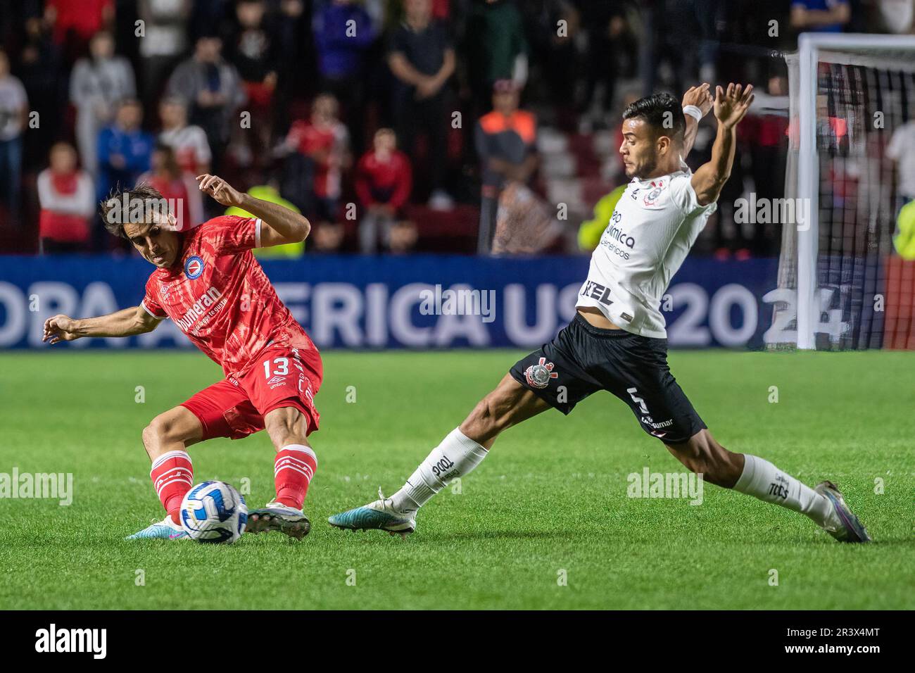 Buenos Aires, Argentinien. 24. Mai 2023. Fausto Vera von Corinthians und Francisco Gonzalez Metilli von Argentinos in Aktion während des Spiels Copa CONMEBOL Libertadores 2023 Gruppe E zwischen Argentinos Juniors und Corinthians im Diego Maradona Stadium. Endstand: Argentinos Juniors 0:0 Corinthians Credit: SOPA Images Limited/Alamy Live News Stockfoto