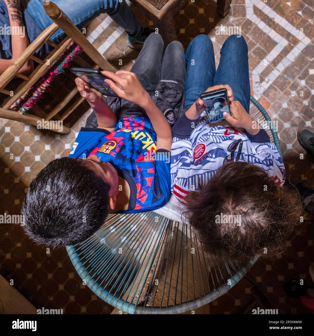 Kinder Blick auf smartphones Stockfoto