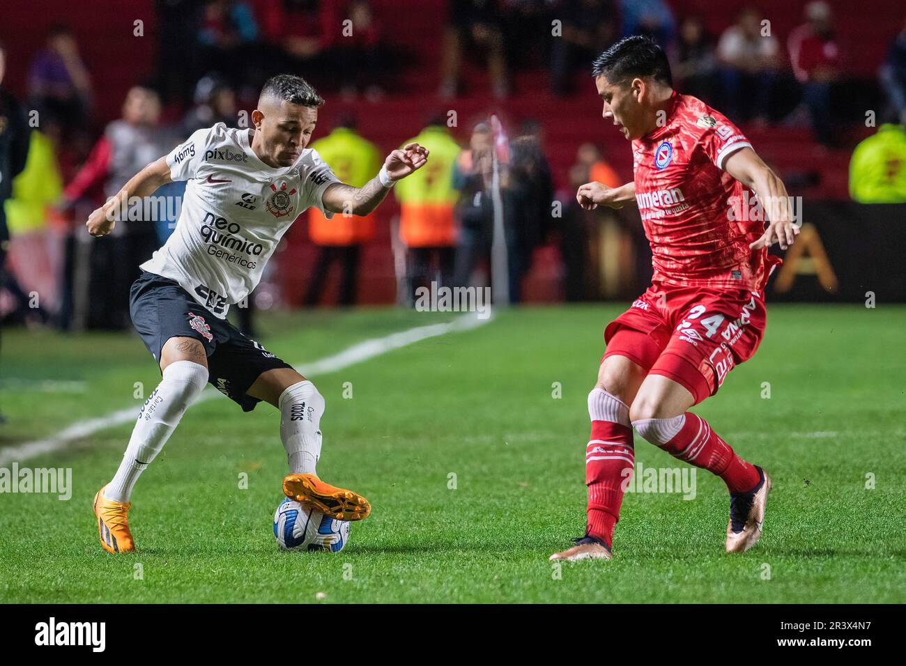 Buenos Aires, Argentinien. 24. Mai 2023. Adson Ferreira Soares von Corinthians und Leonel Gonzalez von Argentinos in Aktion während des Spiels Copa CONMEBOL Libertadores 2023 Gruppe E zwischen Argentinos Juniors und Corinthians im Diego Maradona Stadium. Endstand: Argentinos Juniors 0:0 Corinthians Credit: SOPA Images Limited/Alamy Live News Stockfoto